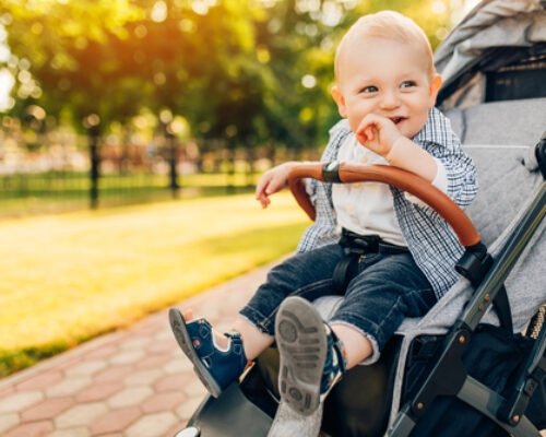 Wanneer mag je de kinderwagen ombouwen van reiswieg naar zit?